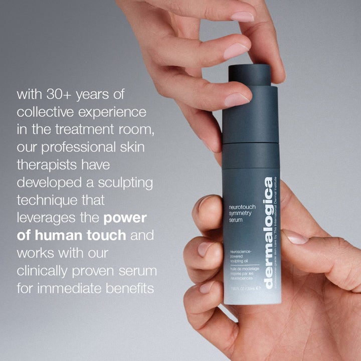 Dermalogica Neurotouch Symmetry Serum Duo 30ml oppstrammende ansiktsserum i en matt blå flaske holdt i hender