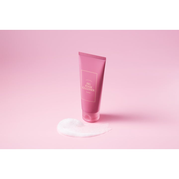 I'm from Fig Foam Cleanser 150 ml rensende ansiktsrens i rosa tube med en hvit og luftig skumtekstur på rosa bakgrunn.
