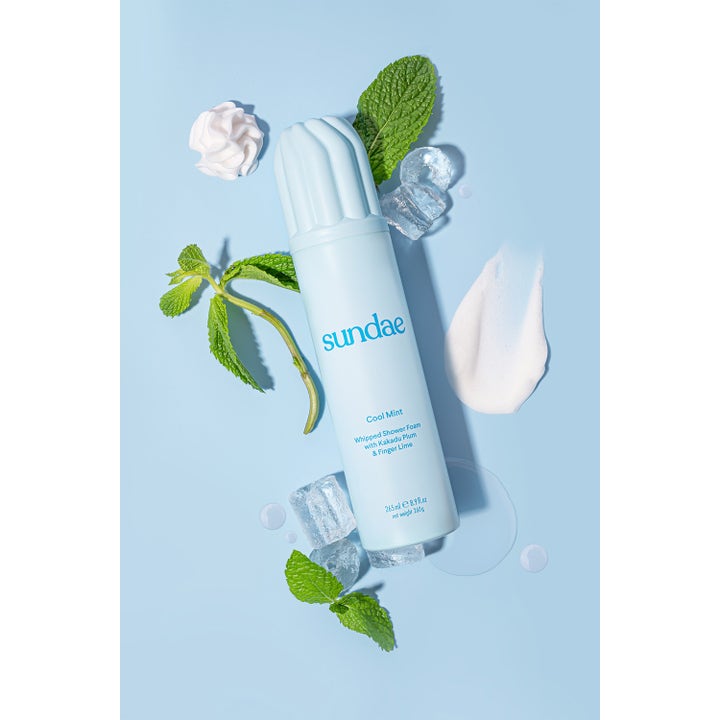 Sundae Whipped Shower Foam Cool Mint 265 ml forfriskende dusjsåpe i lyseblå flaske med isbiter, mynte og kremet skum