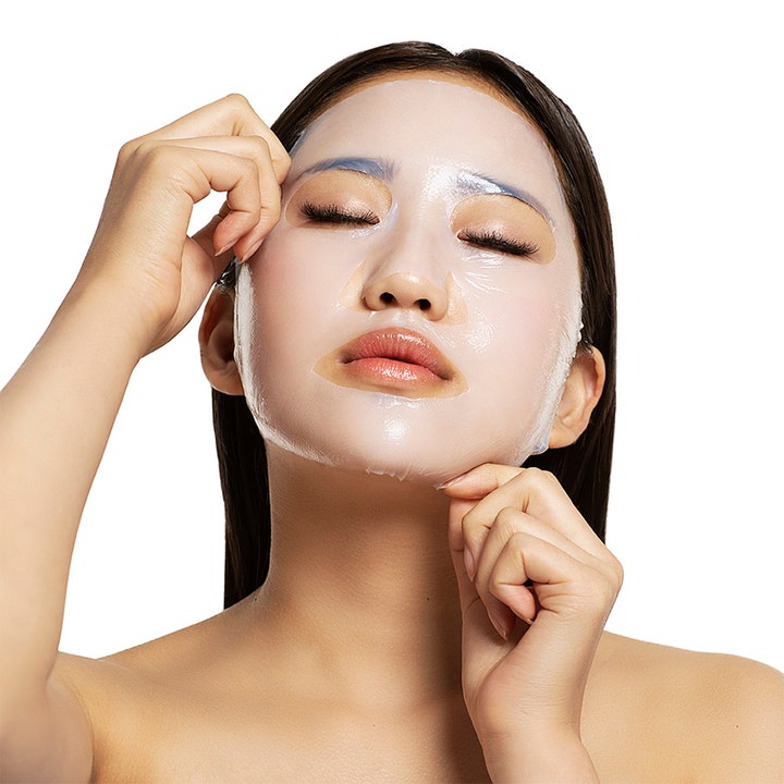 Starskin After Party Brightening Bio-Cellulose Face Mask 40 g sheetmaske som gir glød påført en kvinnes ansikt
