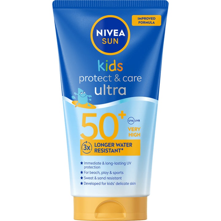 Nivea Sun Kids Protect & Care Ultra SPF 50+ solkrem gir vannresistent beskyttelse i blå tube med gul kork