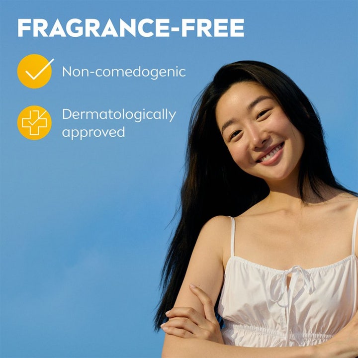 NIVEA Sun UV Face 2in1 Daily Serum SPF50+ 30 ml parfymefri solkrem med en smilende kvinne mot blå himmel.
