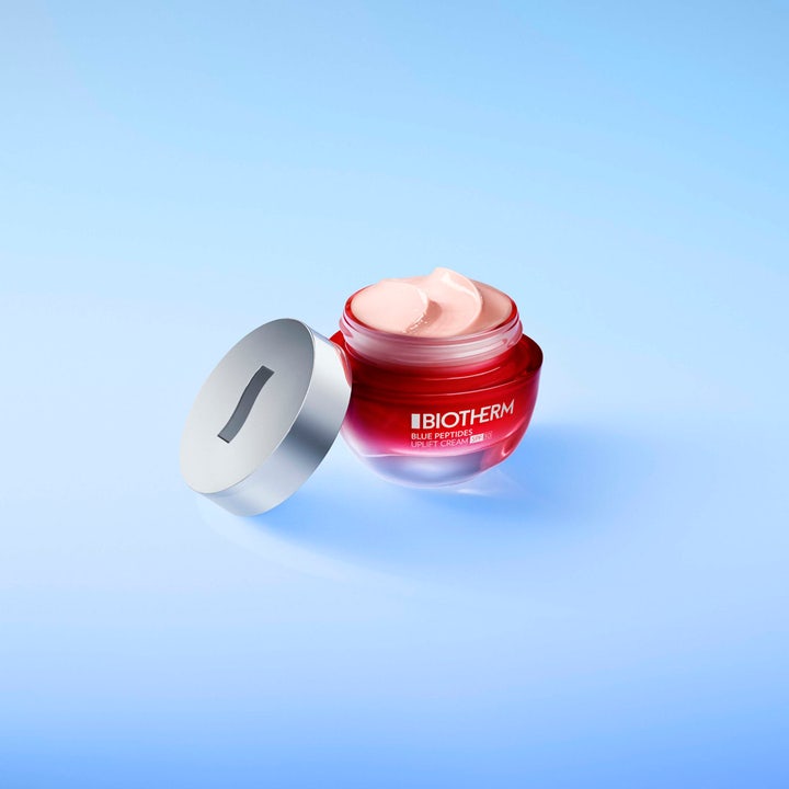 Biotherm Blue Peptides Uplift Cream 50 ml oppstrammende ansiktskrem med SPF 30 i rød krukke med rosa tekstur.
