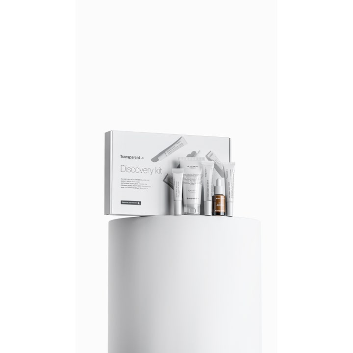 Niche Beauty Lab Transparent Lab Discovery Kit med fem fuktighetsgivende produkter i tuber og flaske på hvit sokkel.