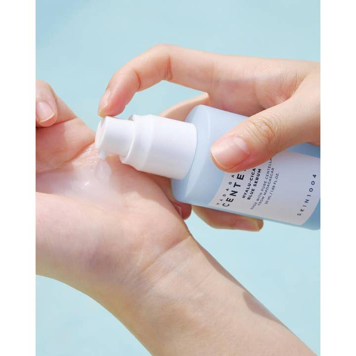 SKIN1004 Madagascar Centella Hyalu-Cica Blue Serum 50 ml i pumpeflaske som påfører geltekstur på håndflaten.