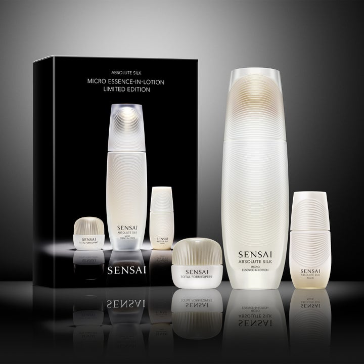 Sensai Absolute Silk Micro Essence-In-Lotion 150 ml fuktgivende hudpleiesett i perlehvite riflede flasker og krukke