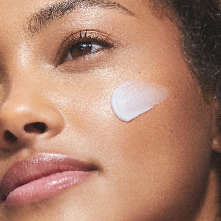 KORA Organics Plant Stem Cell Retinol Alternative Moisturizer 15 ml påføres som en hvit krem på ansiktet.