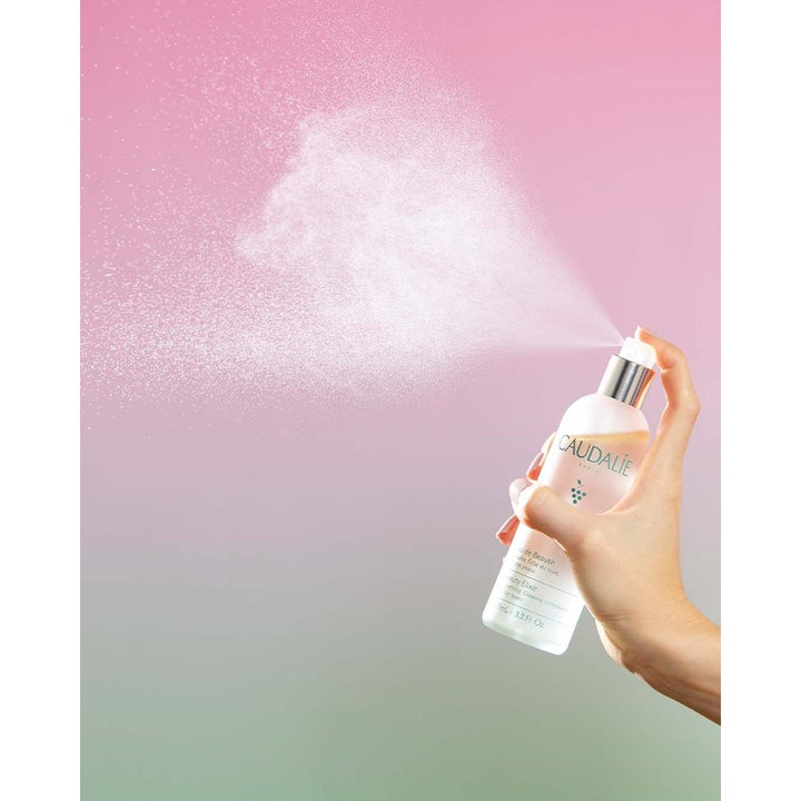 Caudalie Beauty Elixir 100 ml glødgivende ansiktsvann som sprayes i en fin tåke fra en frostet glassflaske