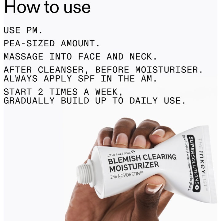 The INKEY List Hydrocolloid Invisible Pimple Patches i grønt nett med nøkler på grå bakgrunn