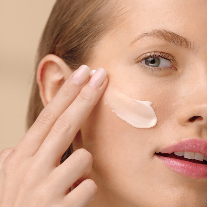 Estée Lauder Revitalizing Supreme + Soft Cream 50 ml fuktighetsgivende dagkrem påføres huden med en myk tekstur.