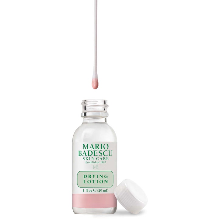 Mario Badescu Drying Lotion 29 ml ansiktsserum mot urenheter i glassflaske med rosa sediment og bomullspinne
