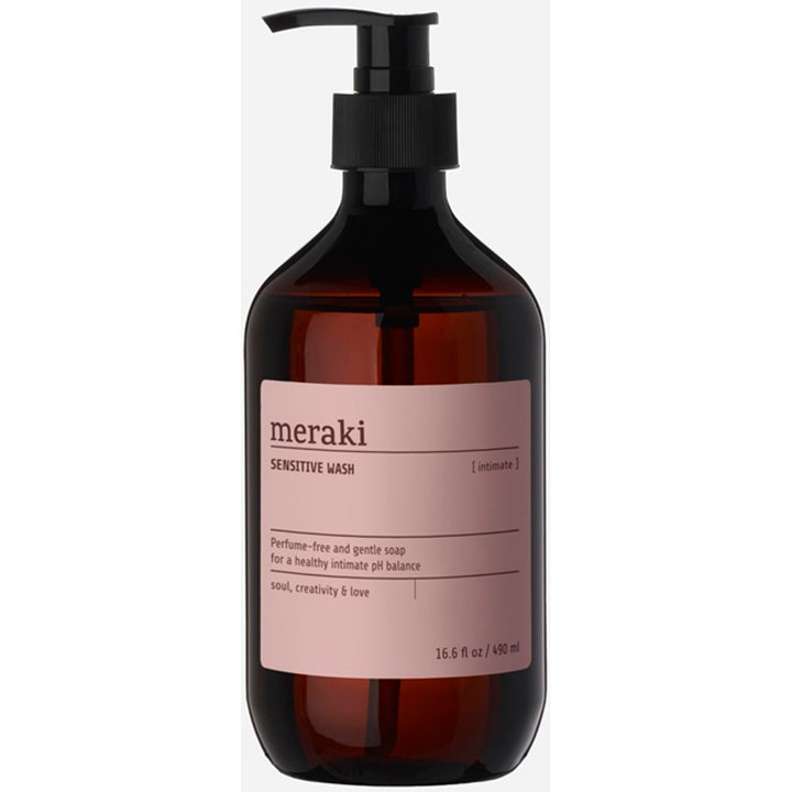 Meraki Sensitive Wash 490 ml intimsåpe som gir pH-balanse i en mørkebrun flaske med sort pumpe og rosa etikett