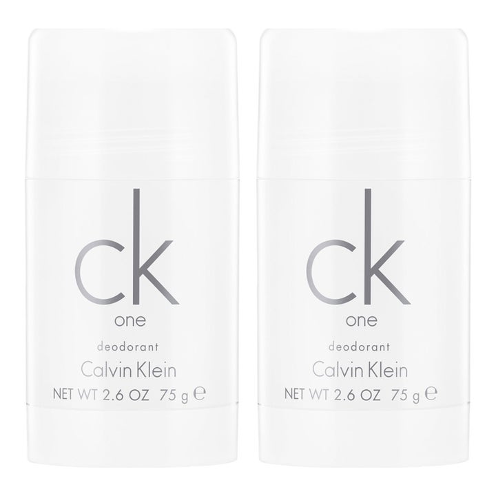 Calvin Klein CK One 75 ml deodorant stick gir langvarig friskhet i to hvite hylser med minimalistiske sølvfargede lokk.