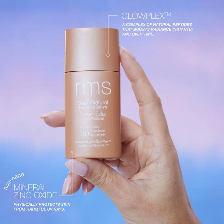 RMS Beauty SuperNatural Tinted Serum 30 ml gir glød med SPF 30 i en ferskenfarget flaske som holdes av en hånd.