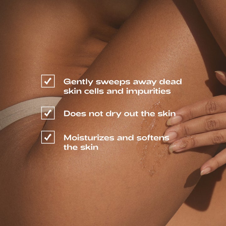 Bodyologist Everyday Polisher 200 ml body scrub fjerner døde hudceller vist med kornat tekstur påført på et ben.