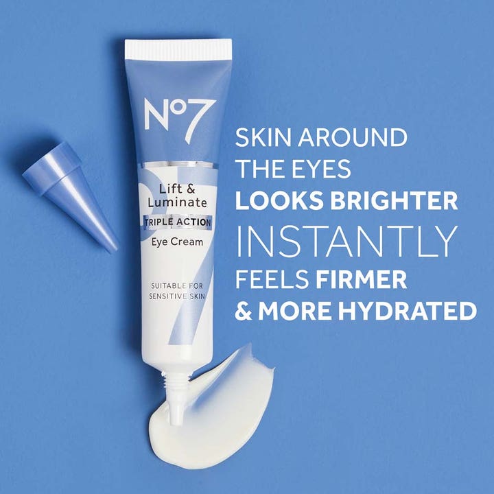 No7 Lift & Luminate Triple Action Eye Cream 15 ml øyekrem i lyseblå tube som gir fuktighet og umiddelbar glød.
