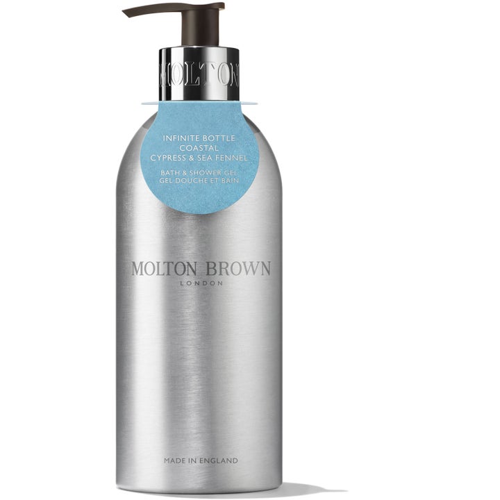 Molton Brown Coastal Cypress & Sea Fennel Infinite Bottle dusjsåpe i sølvfarget metallflaske med sort pumpe.