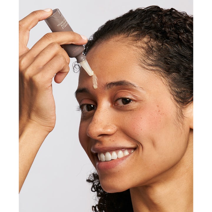 Exuviance Wrinkle Smooth Topical Peptide 5 g rynkebehandling påføres i pannen fra en liten brun tube.