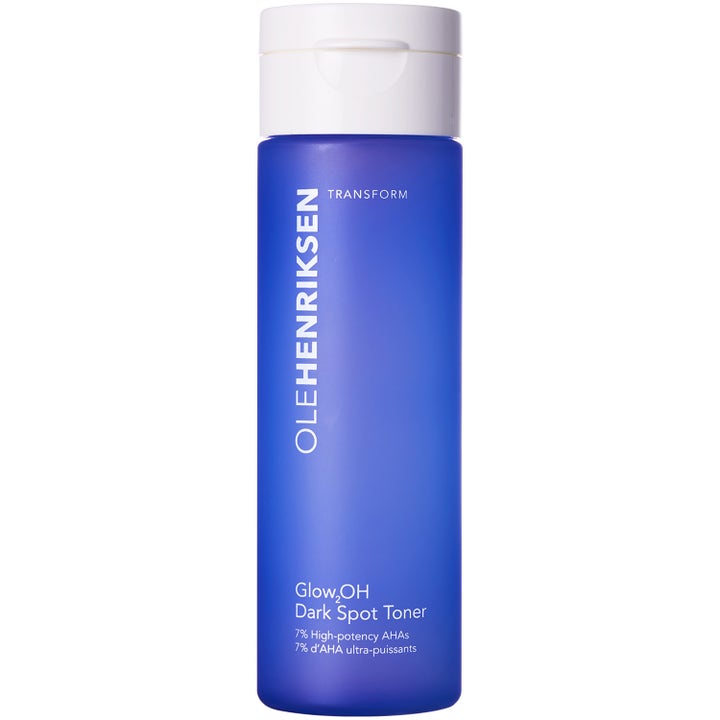 Olehenriksen Glow2OH Dark Spot Toner eksfolierende ansiktsvann i en blå frostet plastflaske med hvitt lokk