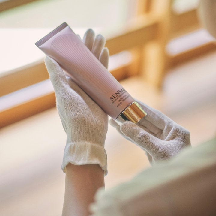 Sensai Cellular Performance Treatment Gloves 1 par fuktighetsgivende håndpleie med hvite hansker og rosa tube