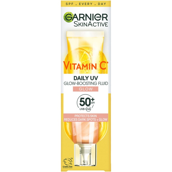 Garnier Vitamin C Daily UV SPF 50 ansiktsserum i gul og hvit eske som gir glød og motvirker mørke flekker.