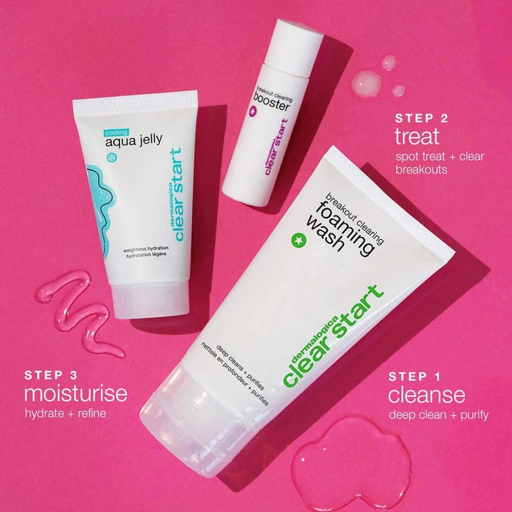 Dermalogica Clear Start Breakout Clearing Kit hudpleiesett for uren hud med hvit rens, booster og fuktgel på rosa bakgrunn