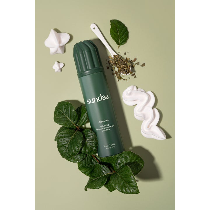 Sundae Whipped Shower Foam Green Tea AHA 265 ml dusjsåpe med grønn flaske, hvitt skum og grønne blader