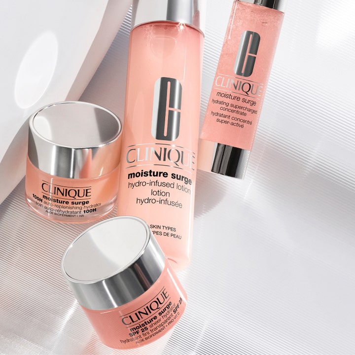 Clinique Moisture Surge SPF25 Sheer Hydrator 30 ml fuktighetsgivende dagkrem i krukke sammen med andre produkter i serien