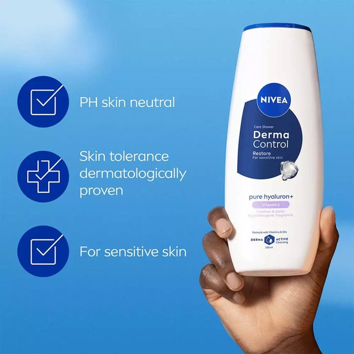 NIVEA Derma Control Restore Sensitive Shower 250 ml beroligende dusjsåpe holdes i en hånd mot blå bakgrunn