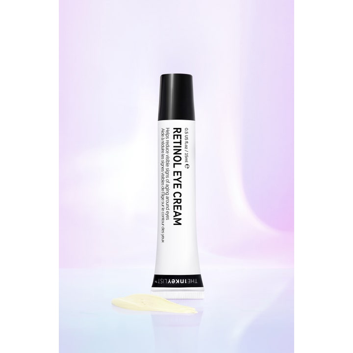 The INKEY List Retinol Eye Cream 15 ml øyekrem mot aldringstegn i hvit tube med en lysegul teksturprøve foran.