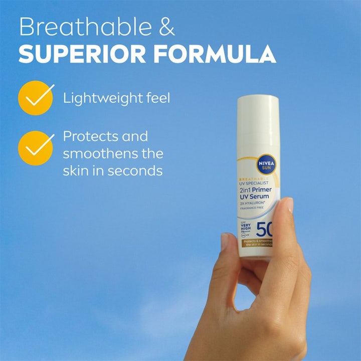 NIVEA Sun UV Face 2in1 Daily Serum SPF50+ 30 ml solkrem og primer i hvit flaske som gir en lett følelse mot blå himmel.
