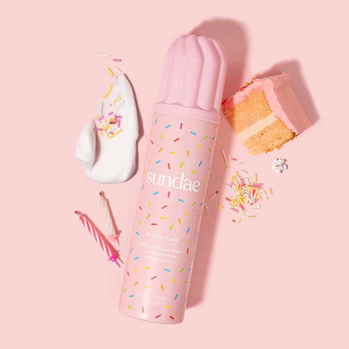 Sundae Whipped Shower Foam Birthday Cake 265 ml dusjsåpe i rosa flaske med hvitt skum og fargerikt kakestrøssel.