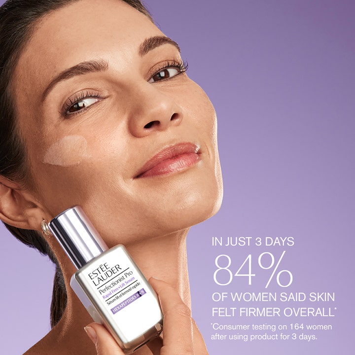 Estée Lauder Perfectionist Pro 50 ml oppstrammende serum på smilende kvinne med tekst om 84% fastere hud.