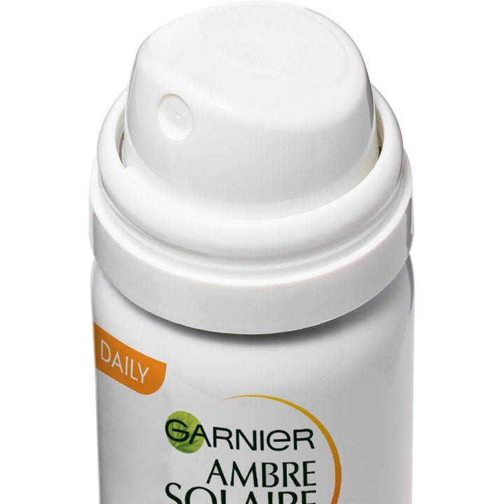 Garnier Ambre Solaire Super UV Mist 75 ml solkrem for ansikt med hvit spraydyse og oransje detaljer