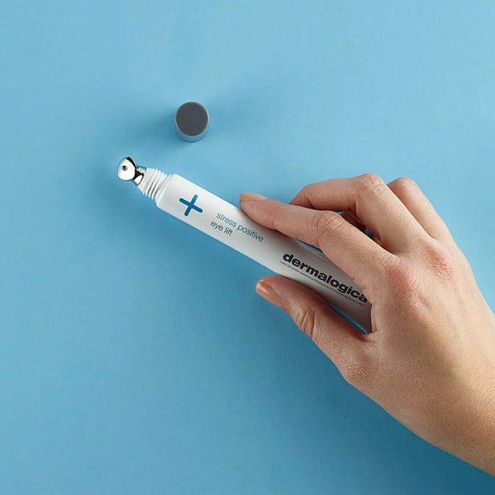 Dermalogica Stress Positive Eye Lift øyekrem i tube med kjølende metallapplikator som motvirker hovenhet.