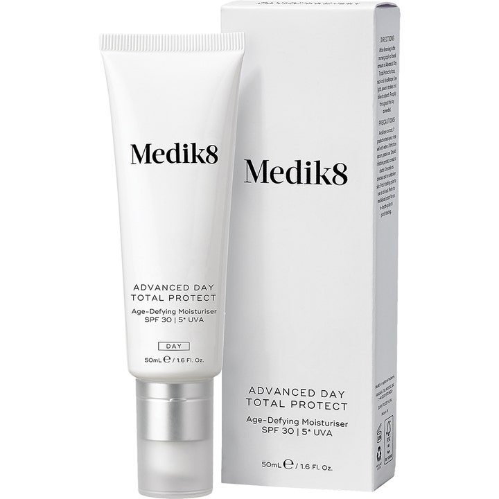 Medik8 Advanced Day Total Protect 50 ml antialdrende dagkrem med SPF 30 i hvit tube med sølvlokk og hvit eske