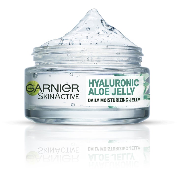 Garnier SkinActive Hyaluronic Aloe Jelly fuktighetsgivende ansiktsgel med klar gelékonsistens og bobler i en glasskrukke.