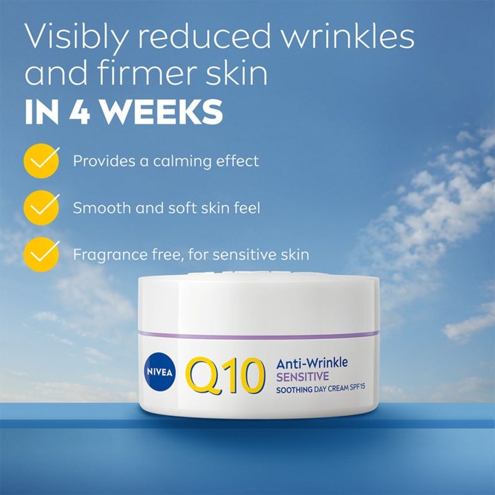 NIVEA Q10 Anti-Wrinkle Sensitive 50 ml beroligende dagkrem i hvit eske med lilla blomstermotiv og SPF 15