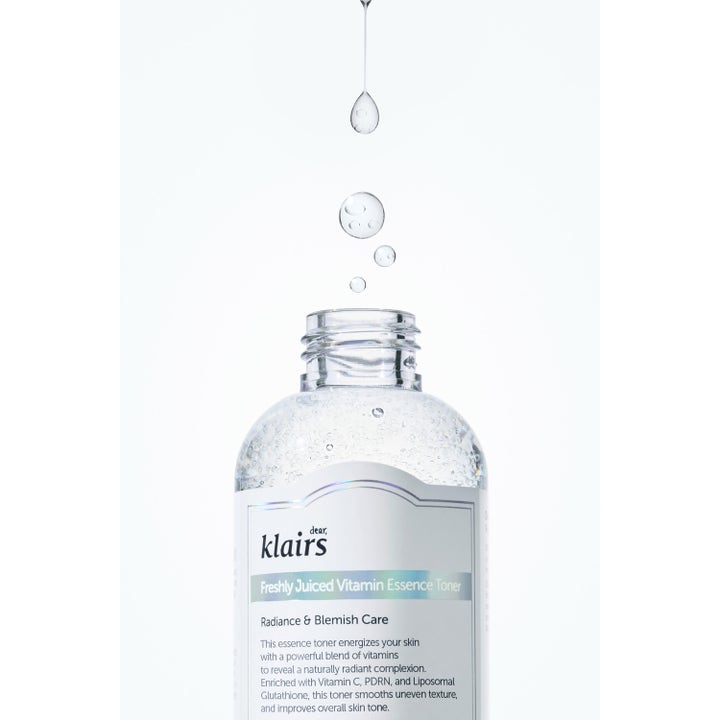 Klairs Freshly Juiced Vitamin Essence Toner 180 ml glødgivende toner med vitamin C og dråper som faller i flasken