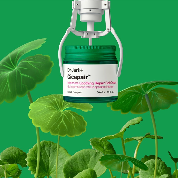 Dr.Jart+ Cicapair Intensive Soothing Repair Gel Cream 50 ml beroligende gelékrem i grønn krukke løftet av en hvit robotklo.