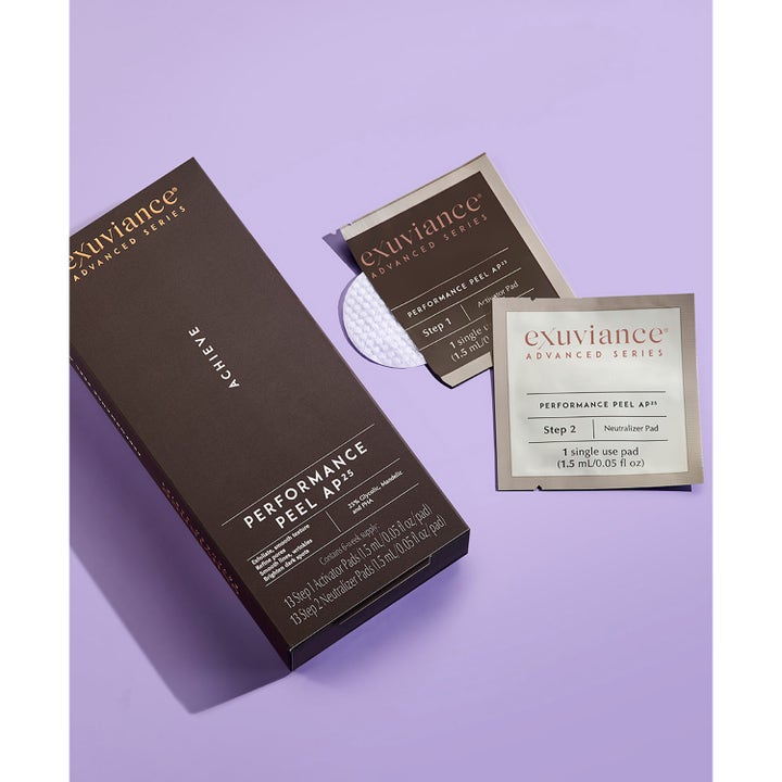 Exuviance Performance Peel AP 25 26 pads peeling i brun eske med trinn 1 og 2 poser på lilla bakgrunn