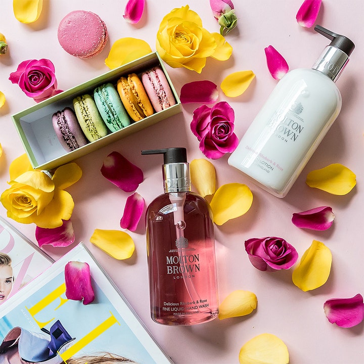 Molton Brown Delicious Rhubarb & Rose Hand Lotion 300 ml pleiende håndkrem med makroner og roseblader