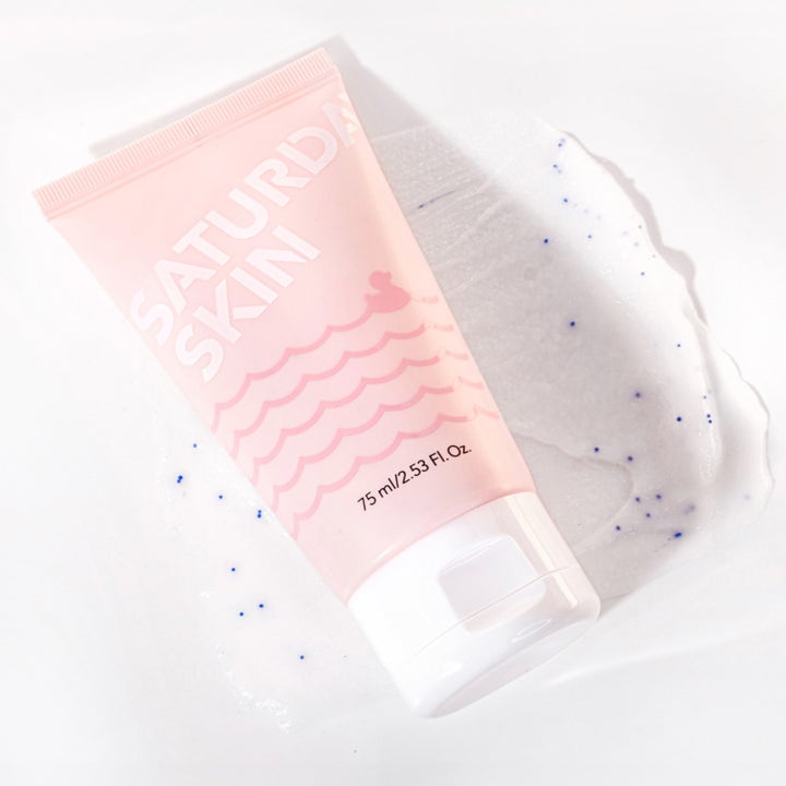 Saturday Skin Rub-a-Dub Refining Peel Gel 75 ml eksfolierende peeling i rosa tube med hvit gel og blå korn.