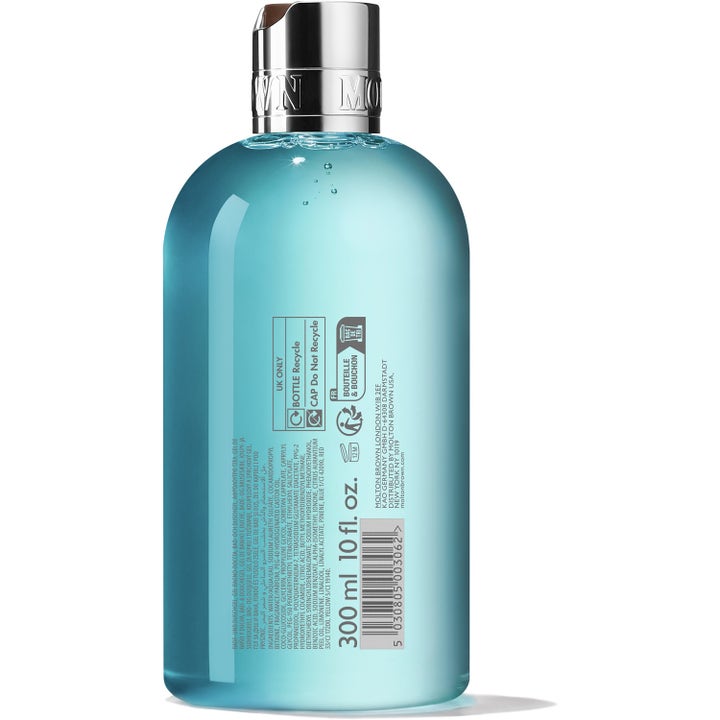 Molton Brown Coastal Cypress & Sea Fennel 300 ml dusjsåpe viser blå gel i flaske med sølvkork og ingrediensliste.