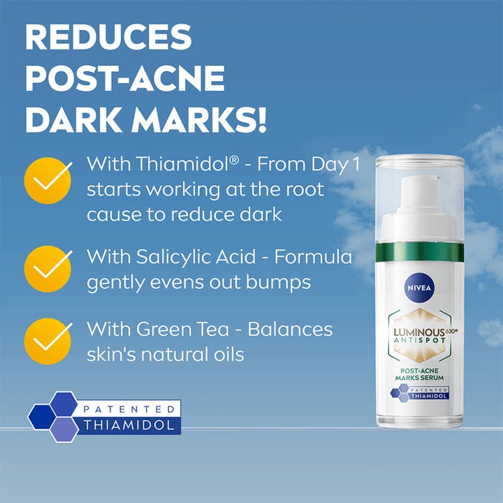 NIVEA LUMINOUS 630 Post-Acne Marks Serum 30 ml mot mørke flekker i hvit pumpeflaske mot blå himmel