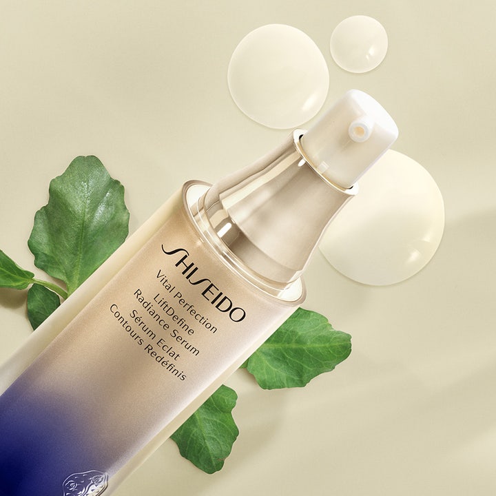 Shiseido Vital Perfection Liftdefine radiance serum 40 ml oppstrammende serum med hvit tekstur og grønne blader