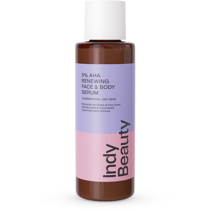 Indy Beauty 5% AHA Renewing Face & Body Serum fornyende serum i brun flaske med lilla og rosa etikett og hvitt lokk.