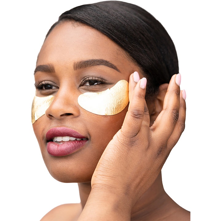 Starskin The Gold Mask Eye 5 g revitaliserende eye patches i gullfolie påført under øynene på en kvinne