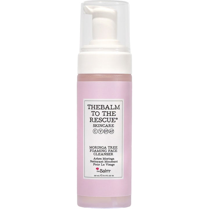 theBalm To The Rescue 160 ml skummende ansiktsrens med moringa i lilla flaske med hvit pumpe og gjennomsiktig lokk