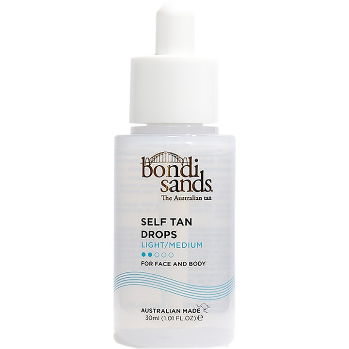 Bondi Sands Self Tan Drops Light/Medium 30ml gir naturlig glød i en frostet glassflaske med hvit pipettekork.